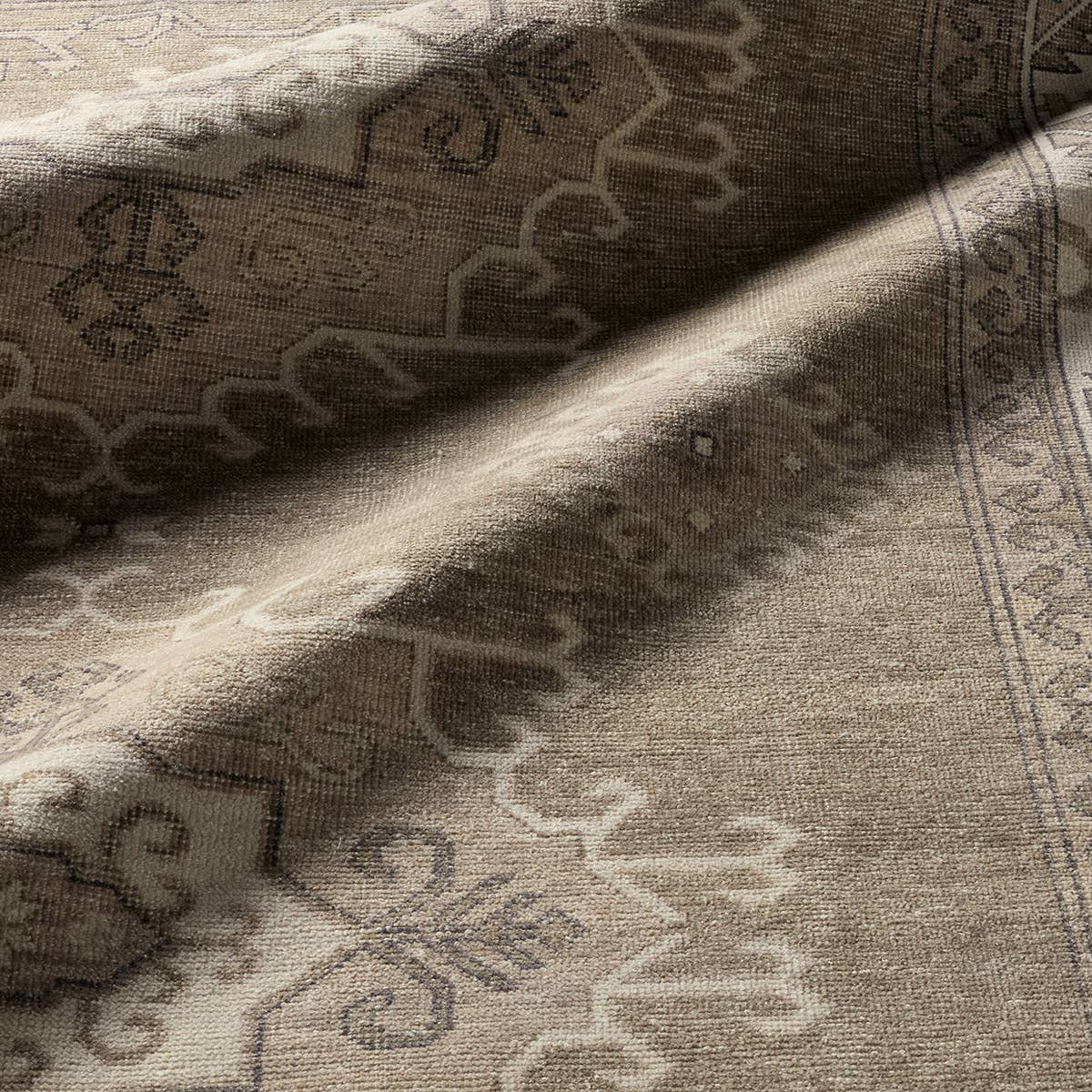 Apollo Famille rug swatch